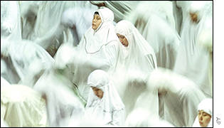 Indonesian Muslim women pray during an Ramadan prayer at Istiqlal mosque, November 2001